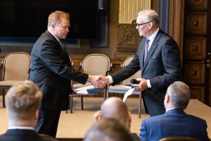 Antti Kaikkonen och Timo Laitinen skakar hand