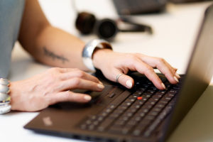 En person arbetar med en bärbar dator.