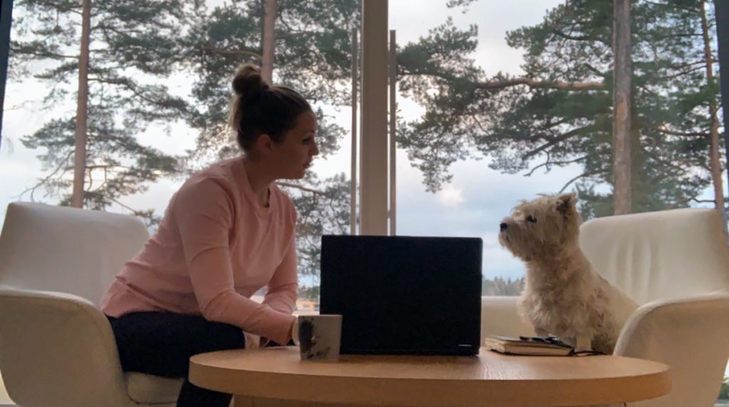 Kuvassa Essi Lojander ja ERSUS-hankkeen sihteeri Lefa-koira.