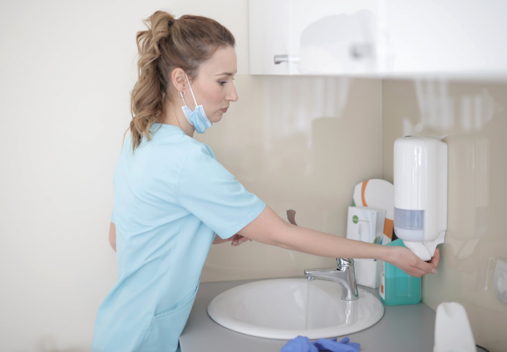 Sairaanhoitaja pesemässä käsiä